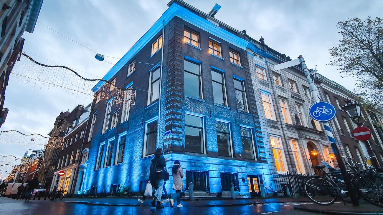 Uitgelichte kantoorgevel van een grachtenpand in Amsterdam bij daglicht