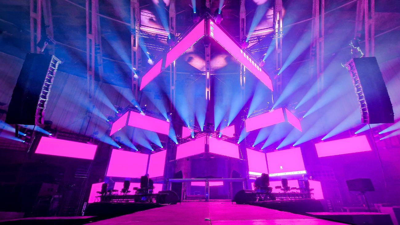 Geluidstechniek huren – Line Array L-Acoustics Line Array geluid huren voor dance evenement in Westergasfabriek Amsterdam